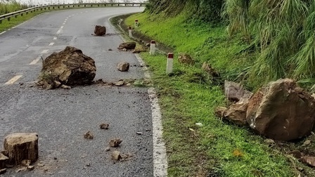 Điện Biên: Nhiều điểm đá rơi nguy hiểm trên Quốc lộ 279, đoạn qua đèo Tằng Quái