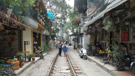 Phố cà phê đường tàu ở Hà Nội mở cửa trở lại