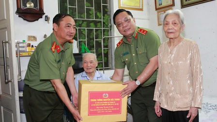 Giám đốc Công an TP. Hà Nội thăm, tặng quà cán bộ hưu trí nhân dịp 47 năm Ngày thống nhất đất nước 
