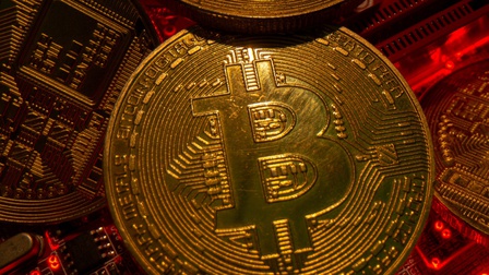 Giới đầu tư 'đau tim' khi bitcoin rớt ngưỡng 27.000 USD