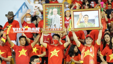 Sân Cẩm Phả 'cháy rực' mừng tuyển nữ Việt Nam vào chung kết