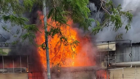Hải Phòng: Cháy lớn thiêu rụi dãy hàng quán tại quận Hồng Bàng