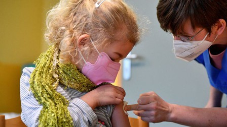 CDC Mỹ khuyến nghị tiêm mũi tăng cường vaccine COVID-19 cho trẻ từ 5-11 tuổi