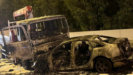 TP.HCM: Xe Audi chạy ngược chiều, đâm xe tải rồi bốc cháy khiến 2 người chết
