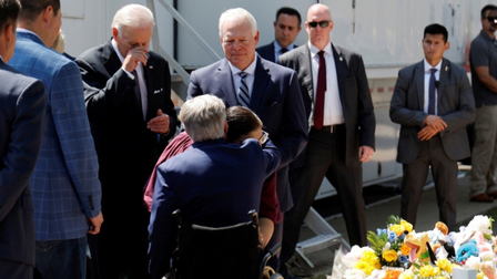 Tổng thống Biden rơi nước mắt khi tới thăm trường tiểu học bị xả súng