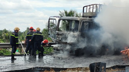 Xe tải chở nhớt bốc cháy ngùn ngụt trên cao tốc TP.HCM -Trung Lương