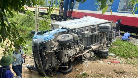 Nghệ An: Tàu hỏa đâm xe tải băng qua đường sắt, hai người thương vong