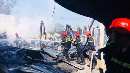 Kịp thời dập tắt đám cháy tại xưởng sản xuất khẩu trang ở Bắc Ninh