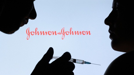 FDA Mỹ khuyến cáo hạn chế tiêm vaccine COVID-19 của hãng Johnson & Johnson