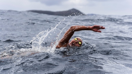 VĐV giành kỷ lục Guinness khi bơi ở nơi giao nhau giữa Thái Bình Dương và Đại Tây Dương