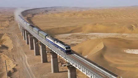 Trung Quốc xây dựng tuyến đường sắt quanh sa mạc đầu tiên trên thế giới ở Tân Cương