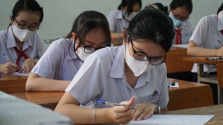 Hà Nội: Cho phép học sinh lớp 8 chép bài thi giúp thí sinh bị gãy tay trong kỳ thi vào lớp 10