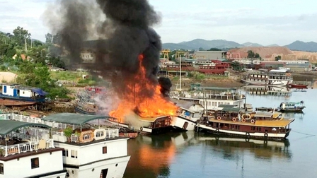 Quảng Ninh: 3 tàu du lịch đang neo đậu sửa chữa bị 'bà hỏa' thiêu rụi