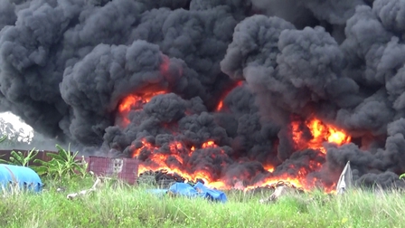 TP.HCM: Cháy lớn tại bãi chứa lốp xe cũ