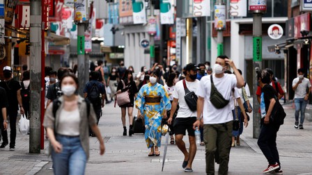 Tất cả du khách nước ngoài tới Nhật Bản đều phải đeo khẩu trang và có bảo hiểm