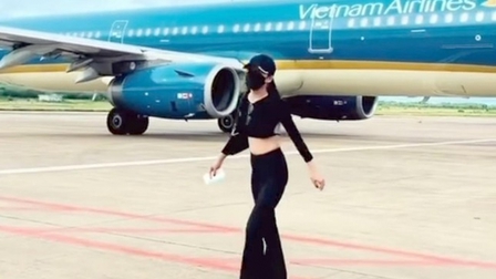Máy bay đang kéo vào sân đỗ, nữ hành khách chạy ra múa để quay video