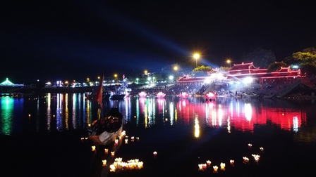 Huyền ảo đêm hoa đăng trên sông Thạch Hãn
