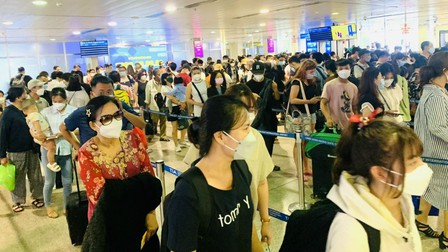 TP Hồ Chí Minh: Cao điểm mùa du lịch hè, giá vé máy bay tăng cao, sân bay 'quá tải'