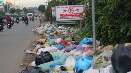 Nạn đổ trộm rác khiến nhiều nơi ở TP.HCM trở thành bãi rác