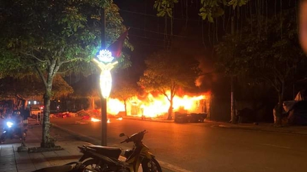 Quảng Ninh: Thành phố Móng Cái huy động toàn lực lượng tham gia dập tắt đám cháy