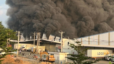 Cháy tại công ty ở Bình Dương, cột khói cao hàng chục mét