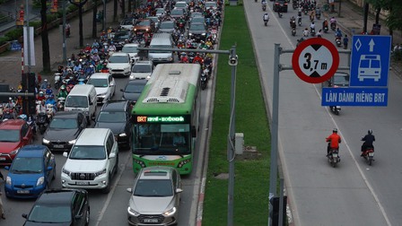 Vì sao Hà Nội đề xuất cho xe buýt thường vào đường BRT?