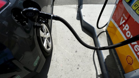 Giá xăng tại Mỹ tiếp tục giảm