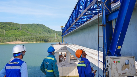 Vinaconex tăng tốc thi công cầu vượt hồ Yên Mỹ trên tuyến cao tốc Bắc - Nam