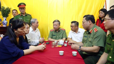 Bộ trưởng Tô Lâm thăm, động viên gia đình gia đình 3 cán bộ, chiến sỹ hy sinh khi tham gia chữa cháy