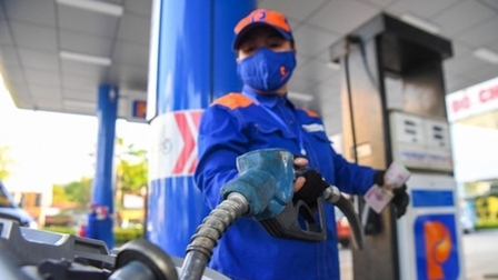 Giá xăng đứng im, giá dầu tăng