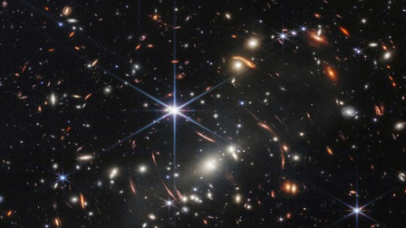 Kính thiên văn Webb cung cấp hình ảnh sắc nét về thiên hà Cartwheel nhiều màu sắc