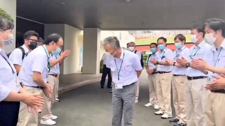 Ông chủ người Nhật cúi chào nhân viên trước khi rời Việt Nam về nước