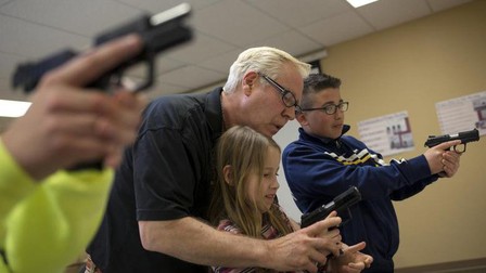 Mỹ: Trên 26.000 học sinh mang súng tới trường trong 10 năm qua