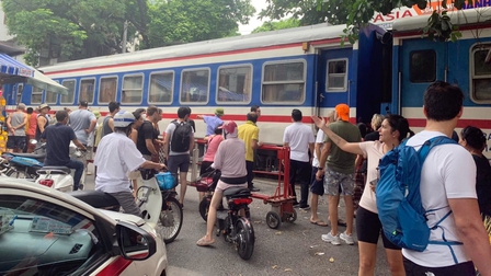 Du khách nước ngoài vượt rào, chụp ảnh 'tự sướng' ở cà phê đường tàu gây tai nạn