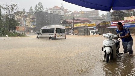 Mưa cục bộ gây ngập lụt nặng tại Sa Pa