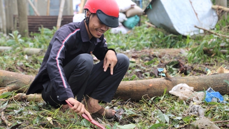 Quảng Trị: Tìm vàng trong đống đổ nát sau cơn lốc xoáy giúp đỡ nạn nhân