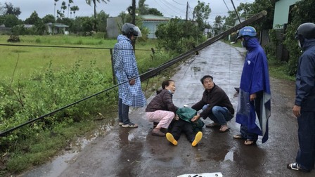 Gia Lai: Một phụ nữ tử vong vì tông xe máy vào cột điện đổ do Bão số 4
