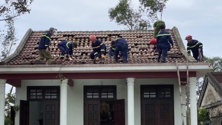 Thừa Thiên Huế: Giúp dân vùng gió lốc dựng lại nhà cửa