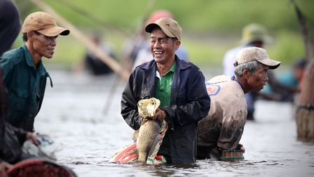 Quảng Trị: Người dân nô nức trẩy hội 'phá trằm' bắt cá