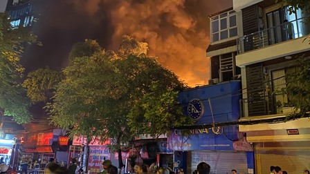 Hiện trường vụ cháy lớn đêm 29/9 trên phố Nhân Hoà, Thanh Xuân, Hà Nội