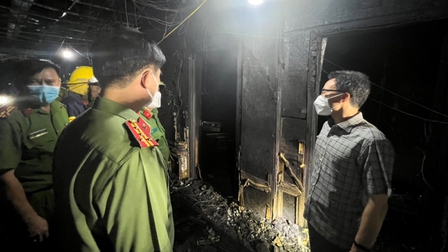 Phó Thủ tướng Vũ Đức Đam kiểm tra hiện trường vụ cháy quán karaoke ở Bình Dương