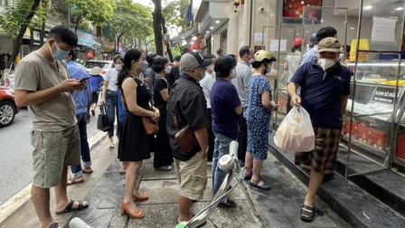 Dòng người xếp hàng mua bánh Trung thu truyền thống trên phố Thụy Khuê, Hà Nội