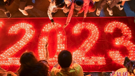 Người dân Trung Quốc tưng bừng chào đón Năm mới 2023 bất chấp dịch bệnh