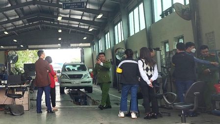 Công an khám xét Trung tâm Đăng kiểm xe cơ giới 2903S ở Hà Nội