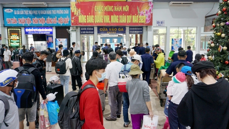 Ga Sài Gòn vào cao điểm, nhiều hành khách đến trước giờ tàu chạy hai tiếng