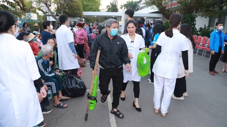 'Chuyến xe yêu thương' đưa 150 bệnh nhân nghèo về quê đón Tết