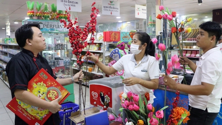 Nhộn nhịp thị trường Tết Việt tại Campuchia