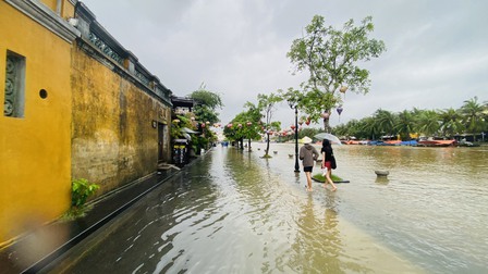 Nhiều tuyến đường ở Tam Kỳ ngập sâu, nước sông tràn lên đường phố Hội An