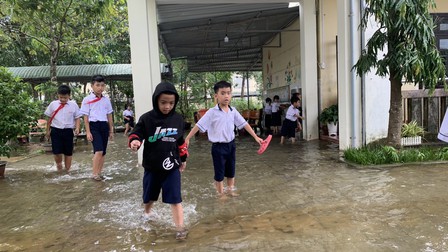 Thừa Thiên Huế nỗ lực để học sinh vùng rốn lũ đến trường