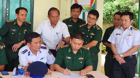 Quảng Nam đề nghị tàu Cảnh sát biển tiếp nhận 78 thuyền viên 2 tàu cá bị nạn